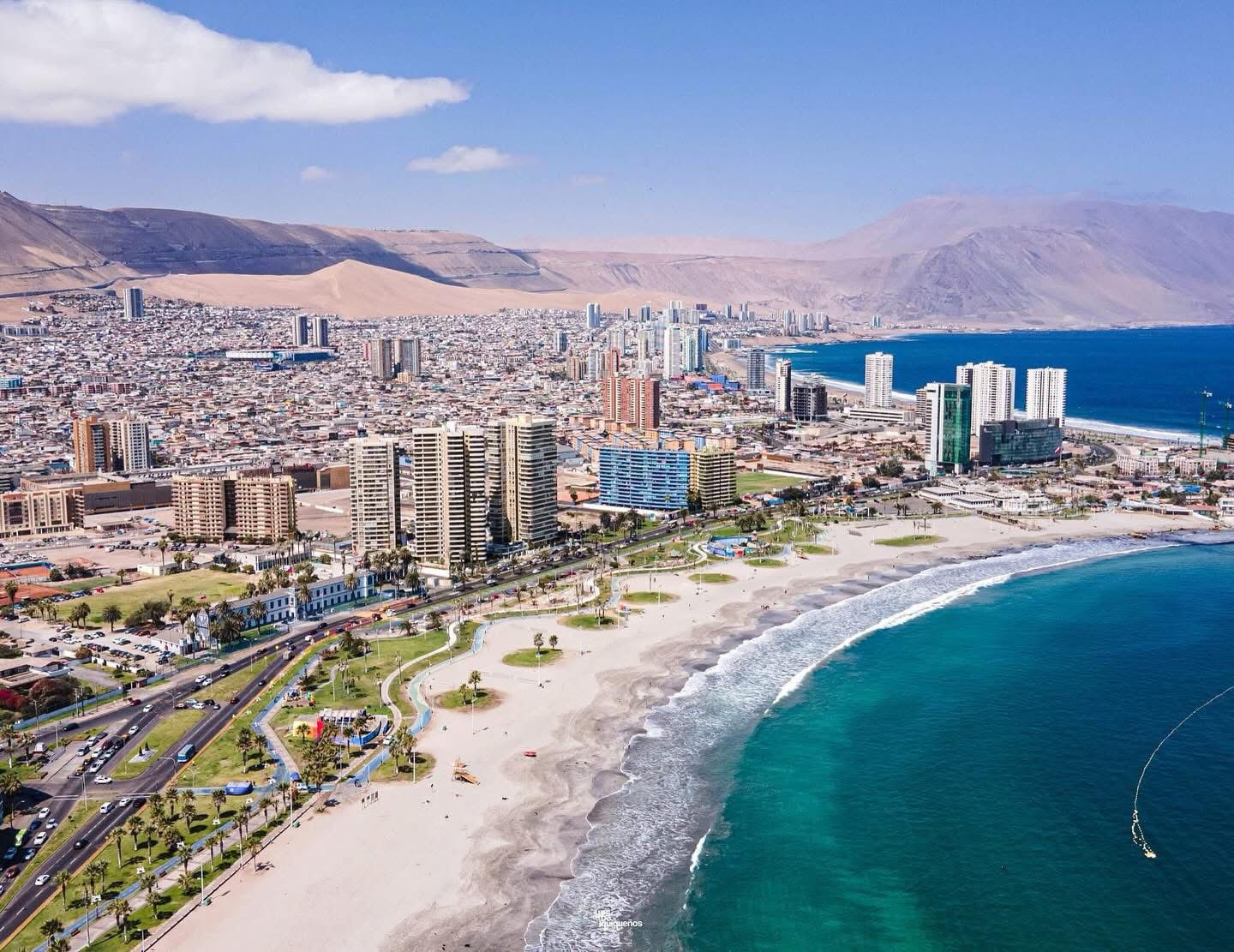 Vista panorámica de la playa Cavancha y el skyline de Iquique con el Pacífico de fondo
